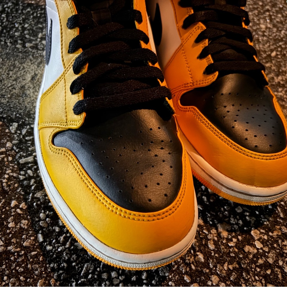 Nike Air Jordan 1 Mid Taxi Black Yellow Toe 554724-701 Size-11.5 - Picture 5 of 7